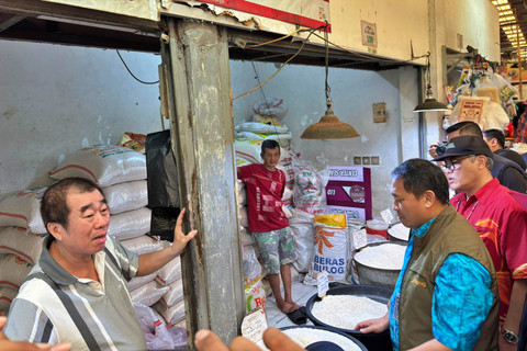 Pemimpin Wilayah Perum Bulog Jakarta-Banten, Taufan Akib di Pasar Koja Baru, Jakarta Utara, Kamis (19/2). Foto: Rayyan/Kumparan