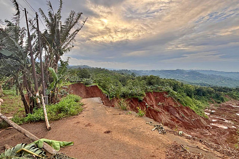 Kondisi jalan pascalongsor di Desa Kalongan, Kecamatan Ungaran Timur, Kabupaten Semarang. Foto: Intan Alliva/kumparan