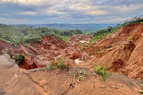 Kondisi jalan pascalongsor di Desa Kalongan, Kecamatan Ungaran Timur, Kabupaten Semarang. Foto: Intan Alliva/kumparan