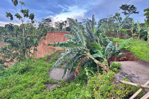 Kondisi jalan pascalongsor di Desa Kalongan, Kecamatan Ungaran Timur, Kabupaten Semarang. Foto: Intan Alliva/kumparan