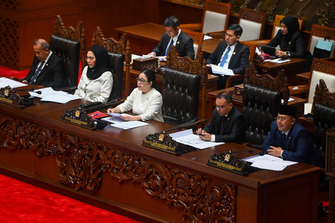 Ketua DPR Puan Maharani bersama Wakil Ketua DPR Saan Mustopa, Sari Yuliati, Sufmi Dasco Ahmad dan Cucun Ahmad S memimpin Rapat Paripurna Ke-14 DPR RI Penutupan Masa Sidang III Tahun Sidang 2025-26 di Kompleks Parlemen, Senayan, Jakarta, Kamis (19/2). Foto: Rivan Awal Lingga/ANTARA FOTO