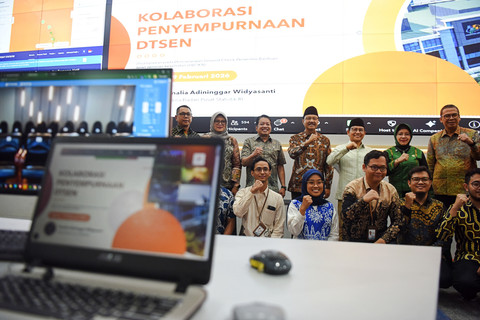 Menko PM Muhaimin Iskandar didampingi Mensos Saifullah Yusuf dan Kepala BPS Amalia Adininggar foto bersama petugas verifikator saat meninjau ruang Command Center usai Pencanangan Ground Check PBI-JKN di Kantor BPS Pusat, Jakarta, Kamis (19/2/2026). Foto: Indrianto Eko Suwarso/ANTARA FOTO