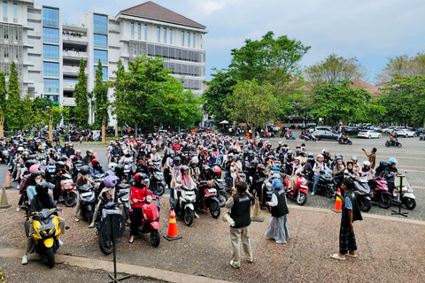 Suasana pembagian takjil drive thru di depan Sportarium Universitas Muhammadiyah Yogyakarta (UMY), Kamis (19/2/2026). Foto: Arfiansyah Panji Purnandaru/kumparan