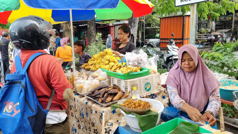 Suasana bazaar takjil Ramadan di kawasan Kampung Kue di Jalan Rungkut Asri I, Kota Surabaya, Kamis (19/2/2026) Foto: Farusma Okta Verdian/kumparan
