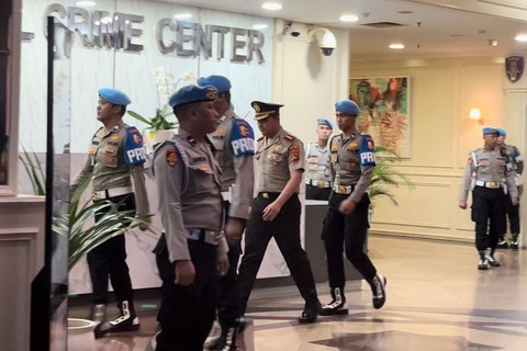 Mantan Kapolres Bima AKPB Didik Putra Kuncoro keluar dari ruang sidang etik di Gedung TNCC Mabes Polri, Jaksel, Kamis (19/2/2026). Foto: Nasywa Athifah/kumparan