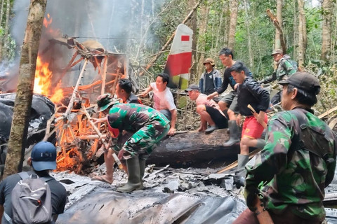 TNI temukan dan evakuasi korban kecelakaan pesawat Pelita Air Service di Pegunungan Krayan Timur, Kalimantan Utara, Kamis (19/2/2026). Foto: Puspen TNI