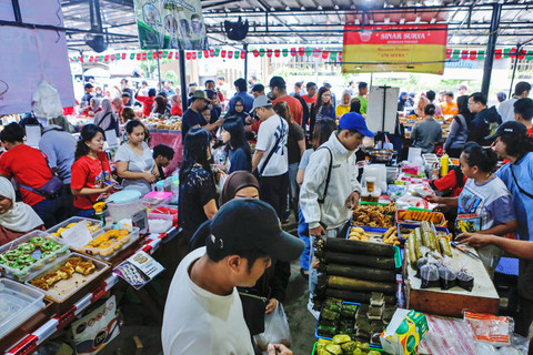 Warga memilih takjil yang dijajakan di Pasar Takjil Ramadhan Bendungan Hilir (Benhil), Jakarta, Kamis (19/2/2026). Foto: Asprilla Dwi Adha/ANTARA FOTO