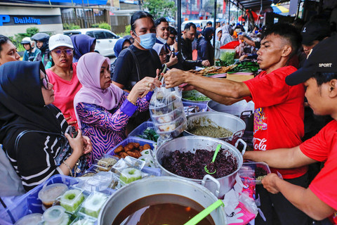 Pedagang melayani pembeli di Pasar Takjil Ramadhan Bendungan Hilir (Benhil), Jakarta, Kamis (19/2/2026). Foto: Asprilla Dwi Adha/ANTARA FOTO