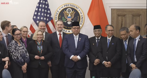 Menteri Koordinator Perdagangan Airlangga Hartarto menandatangani kesepakatan dagang dengan tarif 19 persen antara Indonesia dan Amerika Serikat di AS, Jumat (20/2/2026). Foto: Kemenko Perekonomian