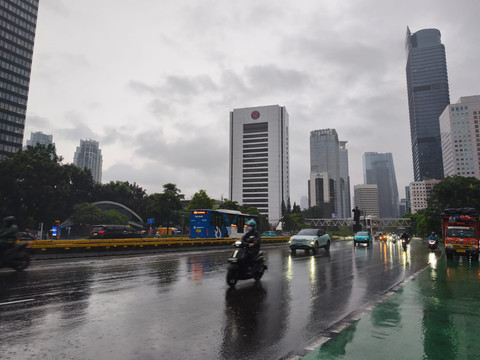 Tampak kondisi lalu lintas ramai lancar di Sudirman-Thamrin, Jakarta Pusat, Jumat (20/2/2026). Foto: Jeni Ritanti/kumparan