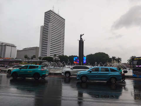 Kondisi lalu lintas kawasan Bundaran HI, Jalan MH Thamrin, Jakarta Pusat, Jumat (20/2/2026). Foto: Jeni Ritanti/kumparan