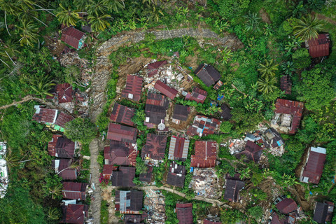 Foto udara rumah yang ambruk terdampak bencana tanah bergerak di Desa Tandihat, Angkola Selatan, Tapanuli Selatan, Sumatera Utara, Kamis (19/2/2026). Foto: Sulthony Hasanuddin/ANTARA FOTO 