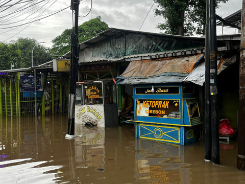 Banjir di Jalan Swadarma Raya Arah Cipulir, Jumat (20/2/2026). Foto: Rayyan/kumparan