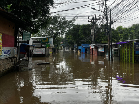 Banjir di Jalan Swadarma Raya Arah Cipulir, Jumat (20/2/2026). Foto: Rayyan/kumparan