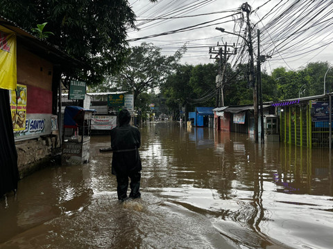 Banjir di Jalan Swadarma Raya Arah Cipulir, Jumat (20/2/2026). Foto: Rayyan/kumparan
