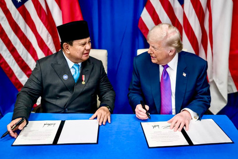 Presiden Prabowo Subianto dan Presiden Donald Trump menandatangani Agreement on Reciprocal Trade (ART) di Washington, D.C, pada Kamis (19/2/2026). Foto: Kemenko Perekonomian