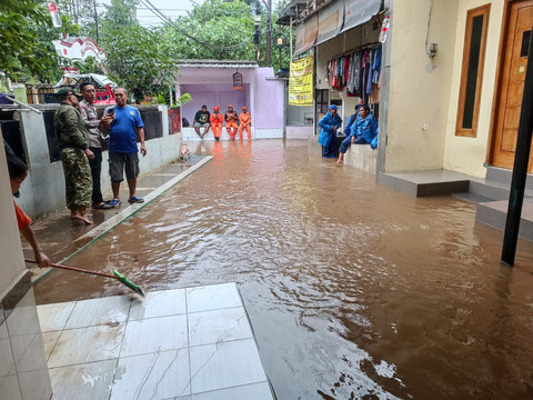 Kondisi banjir di Cipete Utara, Jakarta Selatan yang saat ini mencapai ketinggian 90 sentimeter, Jumat (20/2). Foto: Ryan Iqbal/kumparan
