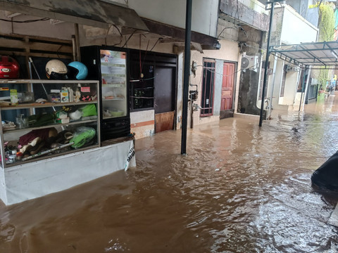 Kondisi banjir di Cipete Utara, Jakarta Selatan yang saat ini mencapai ketinggian 90 sentimeter, Jumat (20/2). Foto: Ryan Iqbal/kumparan