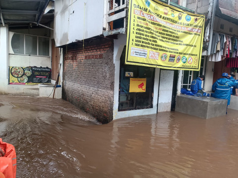 Kondisi banjir di Cipete Utara, Jakarta Selatan yang saat ini mencapai ketinggian 90 sentimeter, Jumat (20/2). Foto: Ryan Iqbal/kumparan