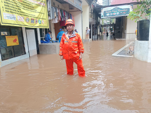 Kondisi banjir di Cipete Utara, Jakarta Selatan yang saat ini mencapai ketinggian 90 sentimeter, Jumat (20/2). Foto: Ryan Iqbal/kumparan