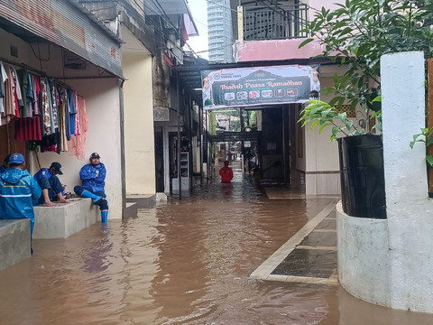 Kondisi banjir di Cipete Utara, Jakarta Selatan yang saat ini mencapai ketinggian 90 sentimeter, Jumat (20/2). Foto: Ryan Iqbal/kumparan