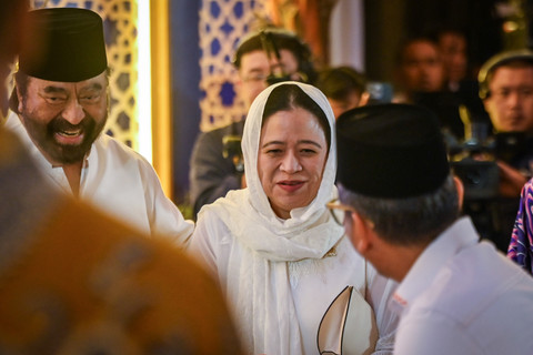 Ketua DPR RI Puan Maharani (tengah) bersama Ketua Umum DPP Partai Nasdem Surya Paloh (kiri) menghadiri acara buka puasa bersama Partai Nasdem di Jakarta, Kamis (19/2/2026). Foto: Bayu Pratama S/ANTARA FOTO