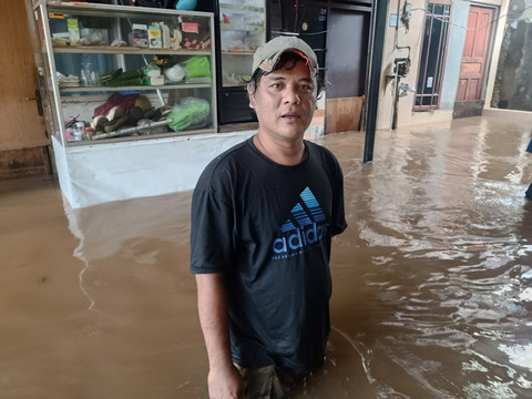 Rano (39) salah satu warga Cipete Utara, Jakarta Selatan yang kediamannya turut tergenang oleh banjir, Jumat (20/2). Foto: Ryan Iqbal/kumparan