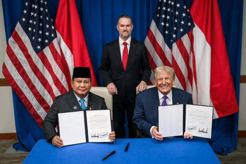 Presiden Prabowo Subianto dan Presiden AS Donald Trump tanda tangani kesepakatan tarif dagang.  Foto: Dok. Instagram @sekretariat.kabinet  