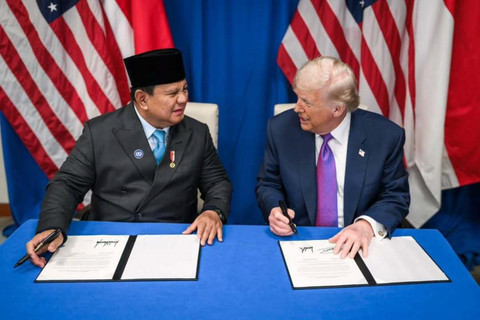 Presiden Prabowo Subianto dan Presiden AS Donald Trump tanda tangani kesepakatan tarif dagang.  Foto: Dok. Instagram @sekretariat.kabinet