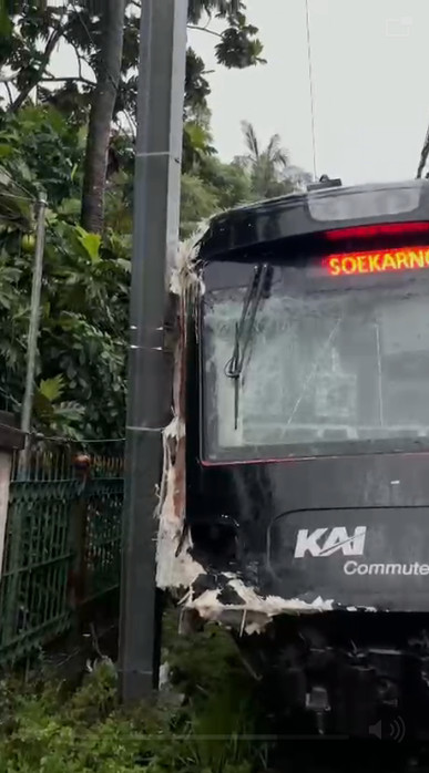 Kecelakaan kereta Bandara Soekarno-Hatta dengan truk terjadi di perlintasan kereta api Poris, Tangerang, Jumat (20/2/2026). Foto: Dok. Istimewa