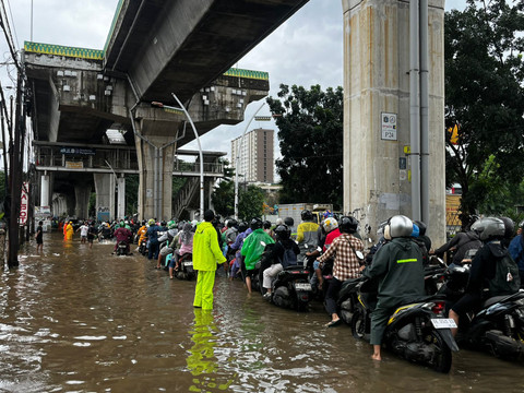 Kepadatan Akibat Banjir di Jalan Ciledug Raya tepatnya di depan Pom Bensin Shell, Jakarta Selatan, Jumat (20/2). Foto: Rayyan/Kumparan