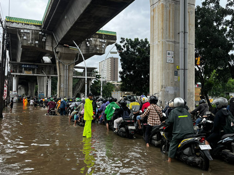 Kepadatan Akibat Banjir di Jalan Ciledug Raya tepatnya di depan Pom Bensin Shell, Jakarta Selatan, Jumat (20/2). Foto: Rayyan/Kumparan