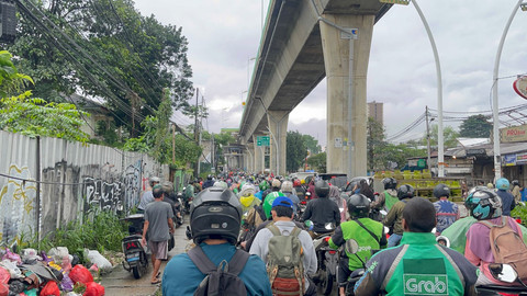 Kepadatan Akibat Banjir di Jalan Ciledug Raya tepatnya di depan Pom Bensin Shell, Jakarta Selatan, Jumat (20/2). Foto: Rayyan/Kumparan