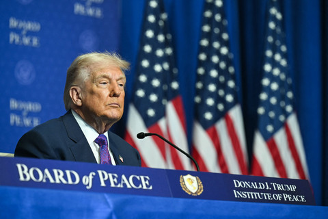 Presiden AS Donald Trump menghadiri pertemuan perdana "Dewan Perdamaian" di Institut Perdamaian AS di Washington, DC, pada 19 Februari 2026. Foto: Saul Loeb/AFP