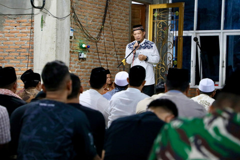 Mendagri sekaligus Kasatgas Percepatan Rehabilitasi dan Rekonstruksi Pascabencana Wilayah Sumatera melaksanakan salat tarawih berjemaah bersama masyarakat Aceh Tamiang di Masjid Darussalam Kampung Simpang Empat, Kamis (19/2/2026). Foto: Dok. Kemendagri