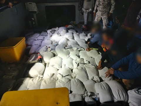 Pengamanan kapal yang diduga mengankut timah ilegal oleh Bareskrim Polri. Foto: Dok. Istimewa