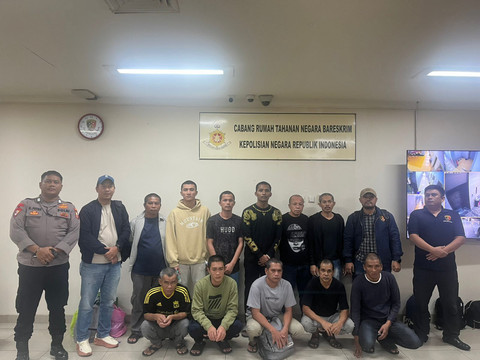 Pengamanan kapal yang diduga mengankut timah ilegal oleh Bareskrim Polri. Foto: Dok. Istimewa