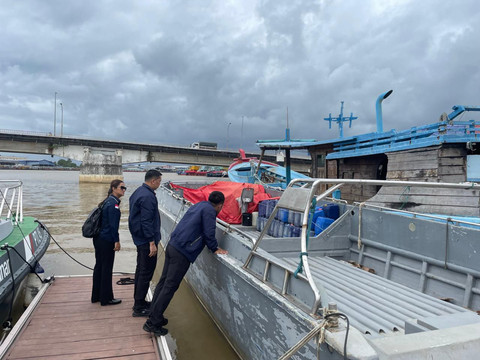 Pengamanan kapal yang diduga mengankut timah ilegal oleh Bareskrim Polri. Foto: Dok. Istimewa