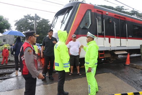 Proses evakuasi kereta Bandara Soekarno-Hatta dan truk pengangkut skoci yang kecelakaan di jalur lintasan Stasiun Poris, Kota Tangerang, Jumat, (20/2/2026). Foto: Dok. Istimewa