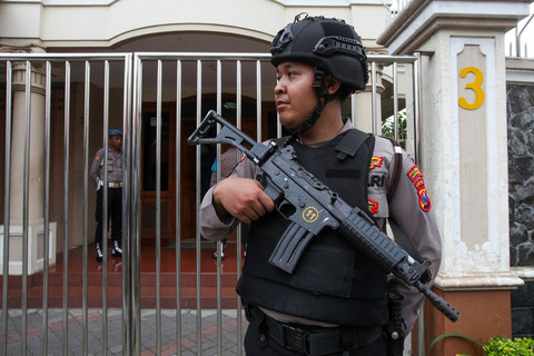 Polisi bersenjata bersiaga saat penyidik Bareskrim Polri melakukan penggeledahan sebuah rumah di Jalan Tampomas, Surabaya, Jawa Timur, Kamis (19/2/2026). Foto: Didik Suhartono/ANTARA FOTO