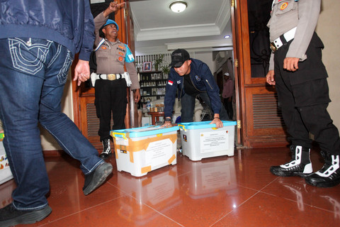 Penyidik Bareskrim membawa kotak plastik berisi barang bukti saat penggeledahan di Jalan Tampomas, Surabaya, Jawa Timur, Kamis (19/2/2026). Foto: Didik Suhartono/ANTARA FOTO