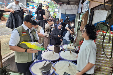 Direktur Utama Bulog Ahmad Rizal Ramdhani di Pasar Minggu, Jakarta Selatan, Jumat (20/2/2026). Foto: Argya Maheswara/kumparan