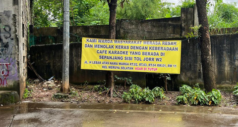 Bangunan semi permanen yang diduga lapak prostitusi berkedok karaoke liar di sisi JORR W2, Meruya Selatan. dok: Istimewa