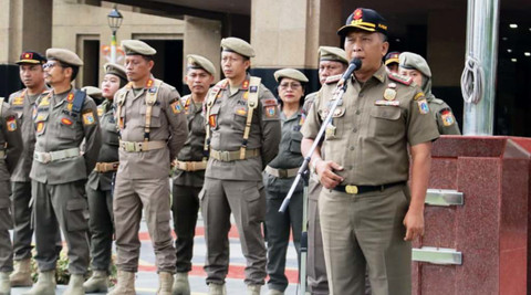 Kasatpol PP Jakbar, Herry Purnama saat apel bersama jajaranya. Foto: Dok. Istimewa
