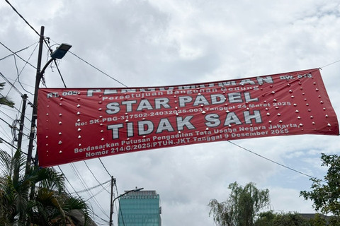 Spanduk penolakan padel di sebuah perumahan kawasan Kayu Putih, Pulo Mas, Jakarta, Jumat (20/2/2026). Foto: Abid Raihan/kumparan