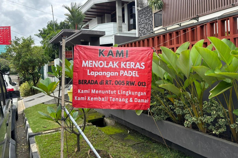 Spanduk penolakan padel di sebuah perumahan kawasan Kayu Putih, Pulo Mas, Jakarta, Jumat (20/2/2026). Foto: Abid Raihan/kumparan