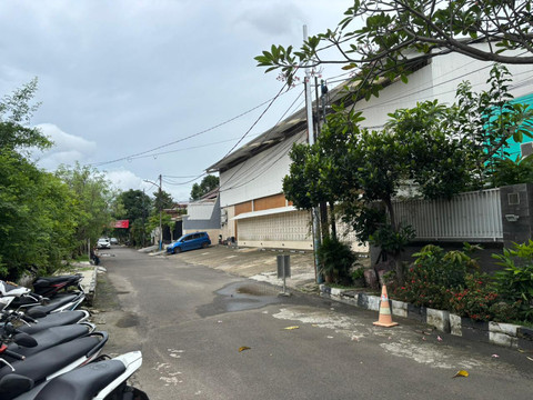 Gedung Star Padel yang ditolak oleh warga di kawasan Kayu Putih, Pulo Mas, Jakarta pada Jumat (20/2).  Foto: Abid Raihan/kumparan