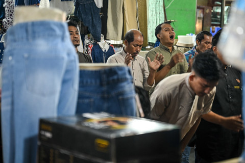 Umat Islam melaksanakan shalat Jumat pertama di bulan Ramadhan 1447 H di Pasar Tanah Abang, Jakarta, Jumat (20/2/2026). Foto: Bayu Pratama S/ANTARA FOTO