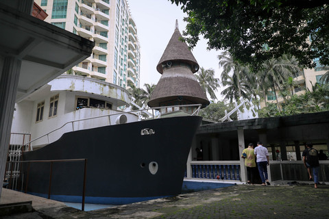 Warga berjalan memasuki Masjid Agung Al Munada Darussalam Baiturrahman, Tebet, Jakarta, Jumat (20/2/2026). Foto: Jamal Ramadhan/kumparan