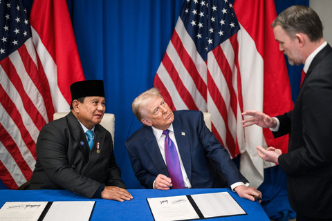 Presiden Prabowo Subianto dan Presiden AS Donald Trump teken kesepakatan tarif dagang di Washington, AS, Kamis (19/2/2026). Foto: White House